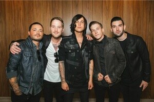 Sleeping WIth Sirens release new video for "Kick me"