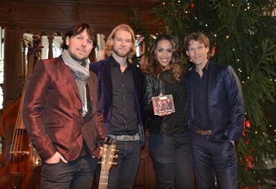Glennis Grace reikt eerste exemplaar ‘Acoustic Christmas’ uit aan 3JS