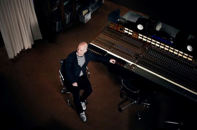 Philip Selway unveils a brilliantly inventive video for "Around again "