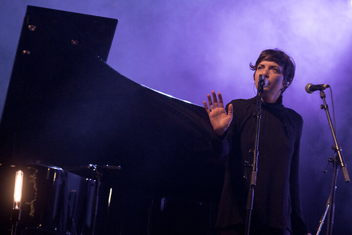Melanie de Biasio speelt perfect minimalistisch concert in De Warande