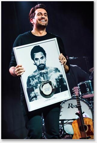 Dotan ontvangt platinum award voor Home