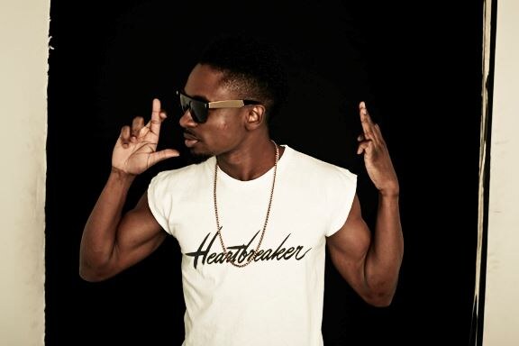 Jamaican singer Christopher Martin is "sharp as a razor" (Large Up) on new video