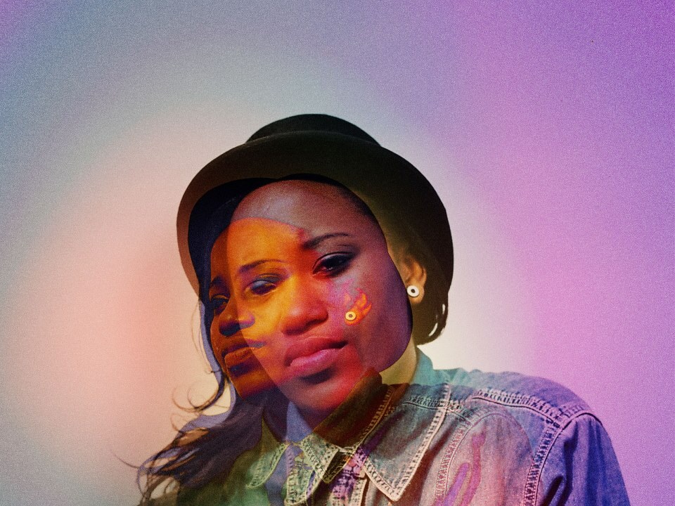 Denai Moore: eerste album 'Elswhere' komt uit op 17 april!