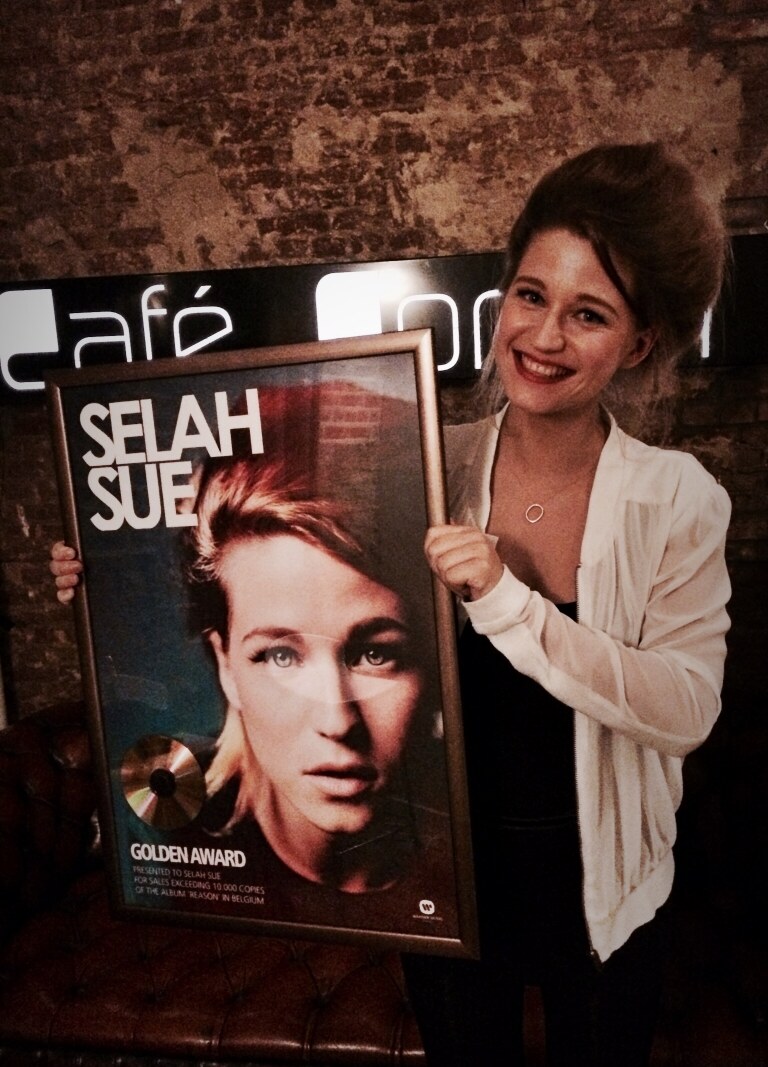 Selah Sue neemt gouden plaat voor 'Reason' in ontvangst !