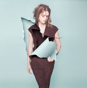 Maaike Ouboter bezingt april