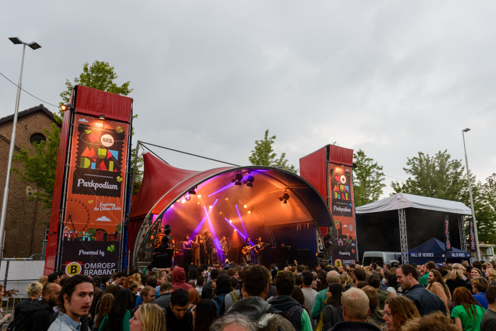 Slapen voor het podium op Festival Mundial