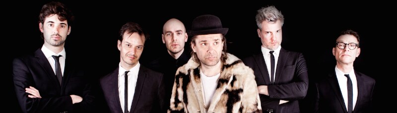 Hans Teeuwen en The Painkillers zijn terug met een spiksplinternieuwe Nederlandse plaat!