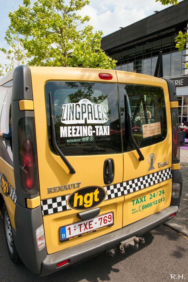 Meezingen in de taxi met De Romeo's