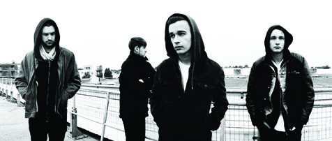 The 1975 komen op 30 maart naar Vorst Nationaal