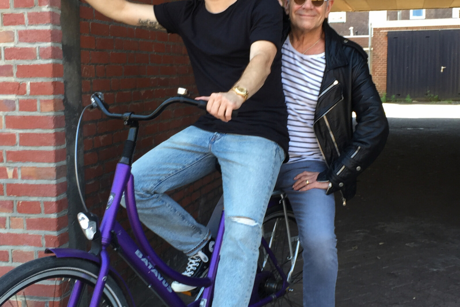 Rob de Nijs springt achterop de fiets van Gers Pardoel
