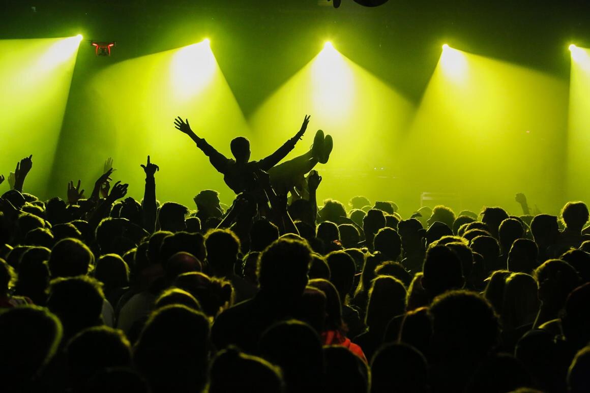 Gene zever tijdens Zeverrock