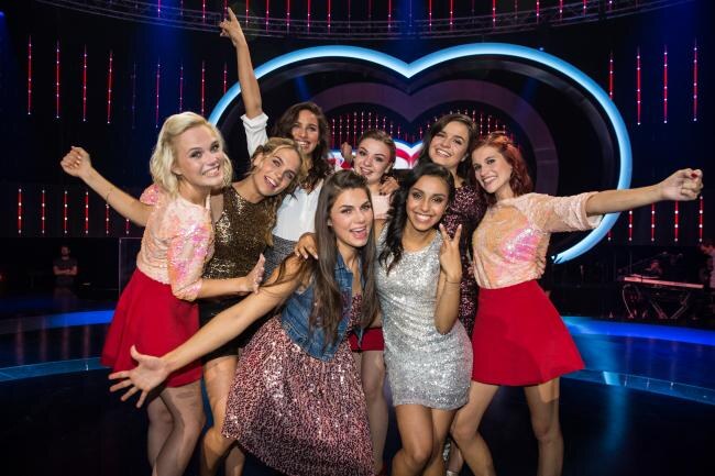 K3'tjes zingen met Alvaro Soler, Koen Wauters, R. City en Janieck Devy (Lost Frequencies) in halve finale van K3 Zoekt K3