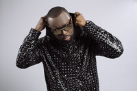 Luister naar Maître Gims - "Sapés Comme Jamais"