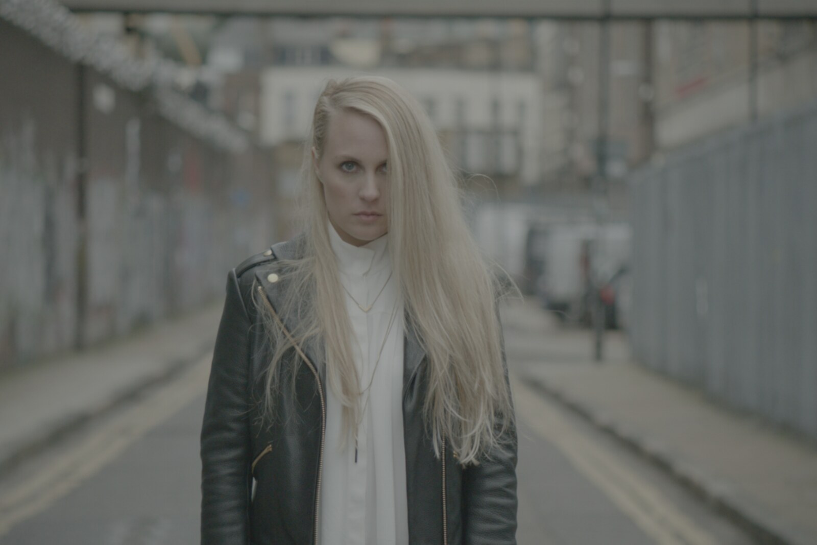 Billie stelt video voor van Caught By The Tide