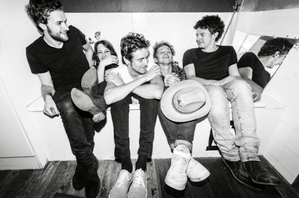Luister naar ‘When It Shows’ van Arquettes!