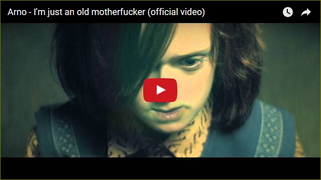 Arno voorziet de openingstrack van zijn nieuwe album van een opvallende clip: 'I'm just an old Motherfucker'