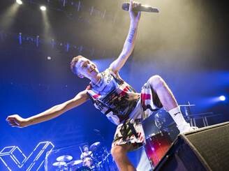 Years & Years zet Vorst Nationaal in lichterlaaie en brengt nieuwe single en video uit