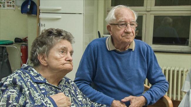 Luk Alloo vertederd door Nicole en Jozef, die zijn vrouw al 25 jaar bezoekt in de psychiatrie