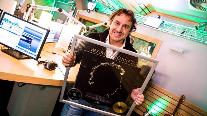 Marco Borsato krijgt platina award voor album 'Evenwicht'