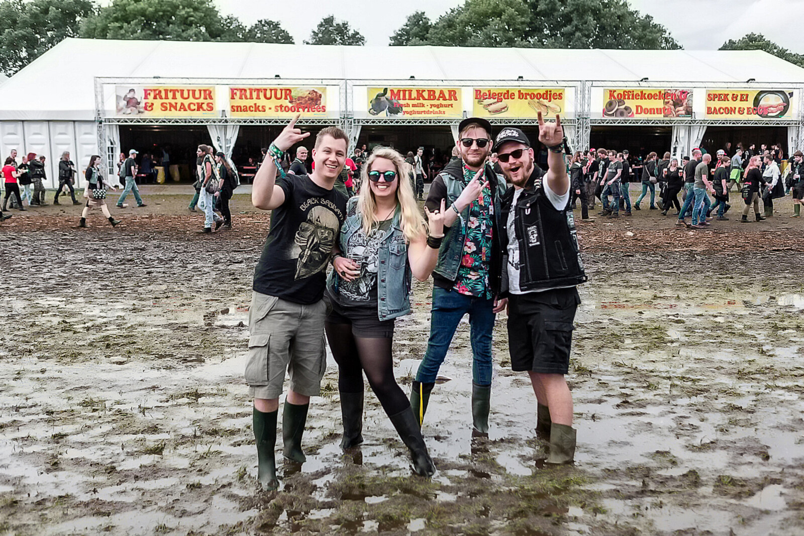 Metalfans laten zich niet doen door de regen op Graspop Metal Meeting!