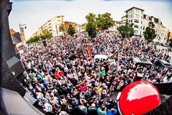 Versuz stunt met gigantische pokéball 