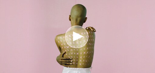 Coely verrast met strijdvaardige videoclip 'Don't Care'