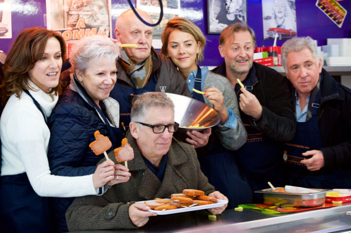De cast van A Bomma! vliegen in de repetities met een professionele les friet bakken