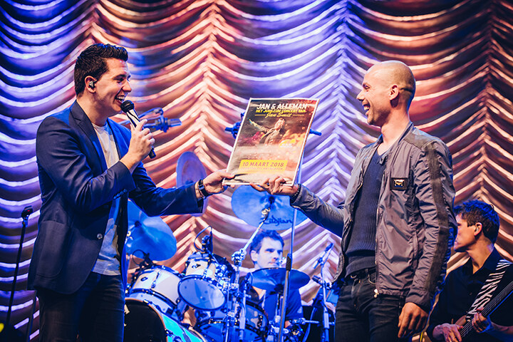 Sven Nys verrast Jan Smit met het eerste ticket voor zijn Sportpaleis-concert in 2018