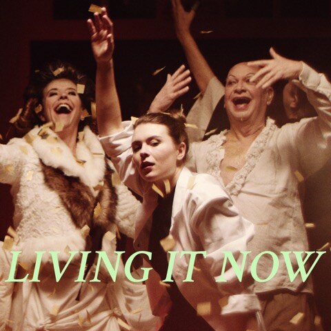 Joia verkent de grens tussen gek en normaal in ‘Living It Now’