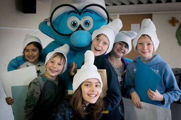 Minister Marghem en de Smurfen zetten vandaag 2 duurzame scholen in de bloemetjes! #InternationalDayOfHappiness