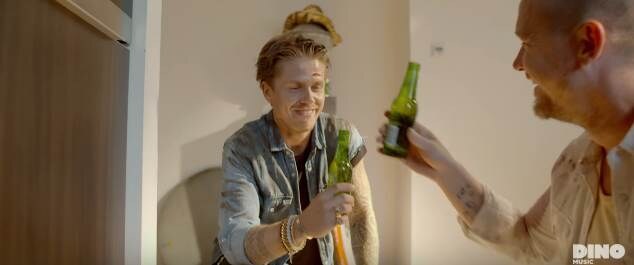 André Hazes en Johnny de Mol zetten de boel op stelten in nieuwe videoclip!