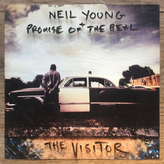 Neil Young & Promise Of The Real stelt voor The Visitor