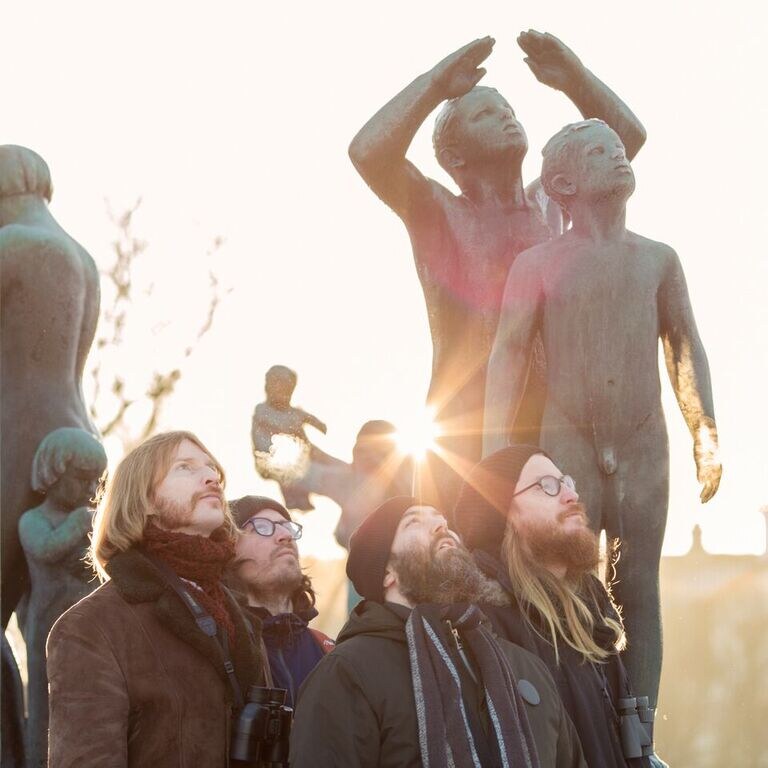  TUSMØRKE premieres new album "Fjernsyn i Farver" in full!