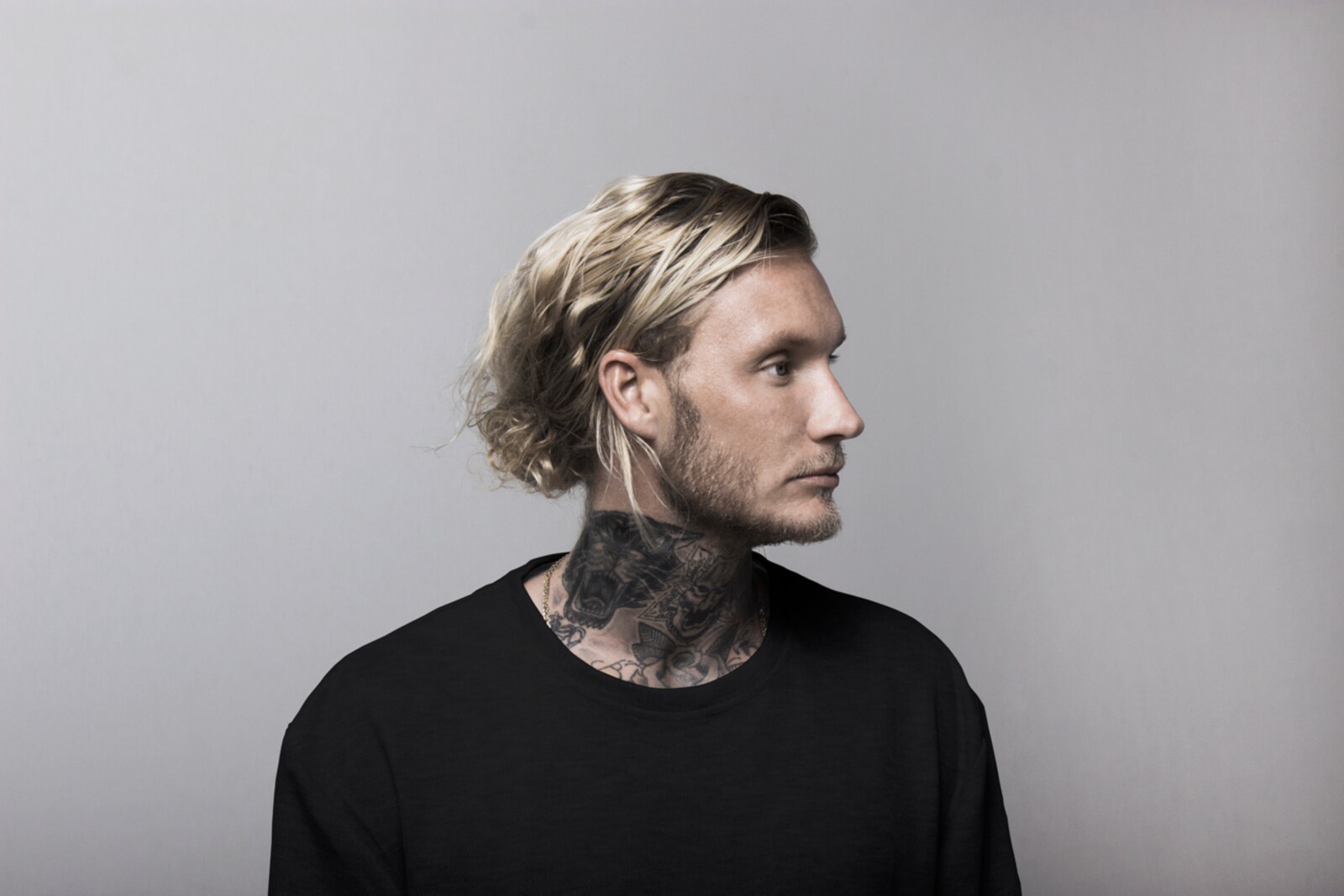 Morten brings Brazilian vibes on "Baile de Favela"