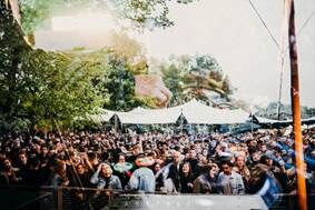 Moonday Open Air – 3-jarig jubileum verhuist naar de prachtige tuin van ijsbaan Kristallijn