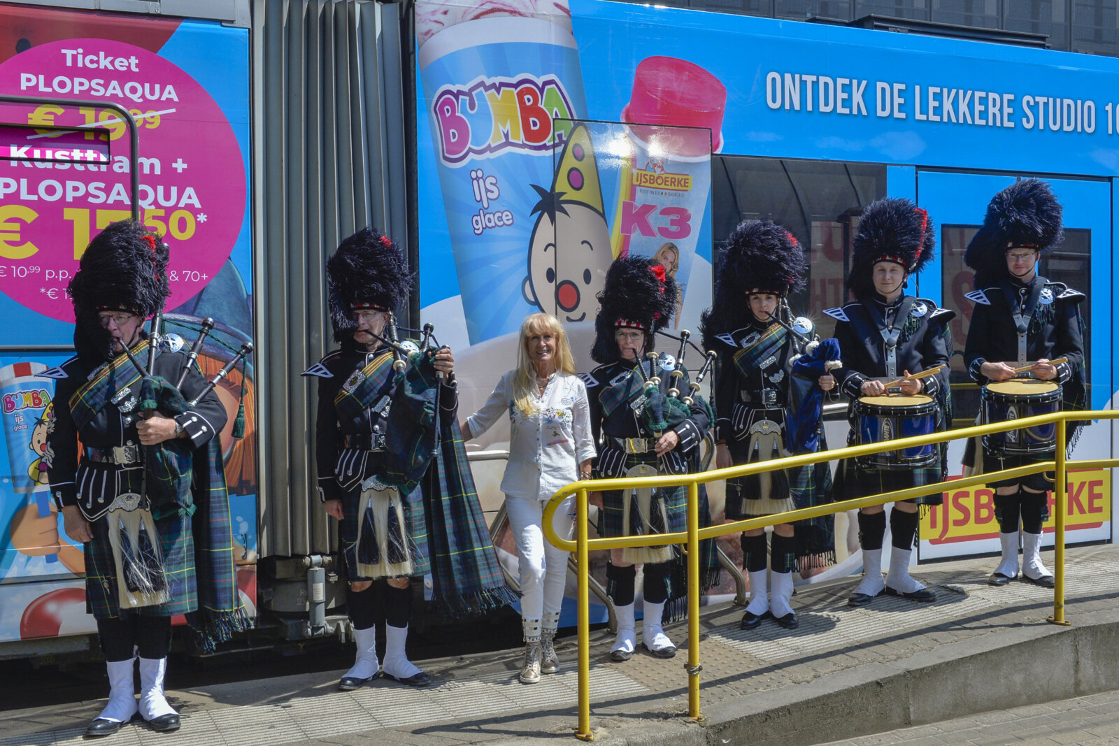 Music Show Scotland-doedelzakken en Micha Marah animeerden zondag De Kusttram!