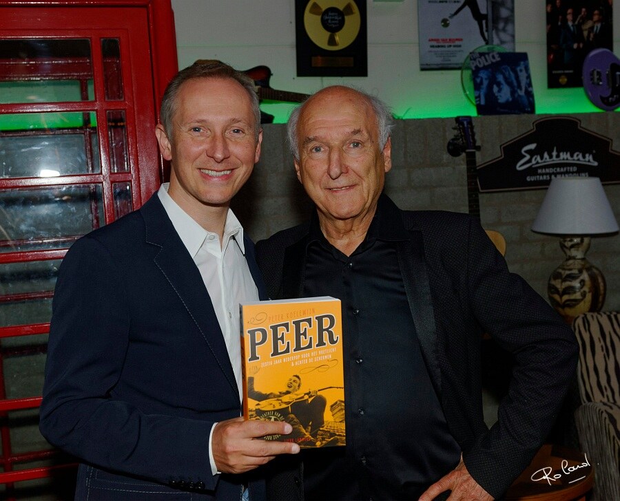 Helmut Lotti geeft Peter Koelewijn een ‘Peer’