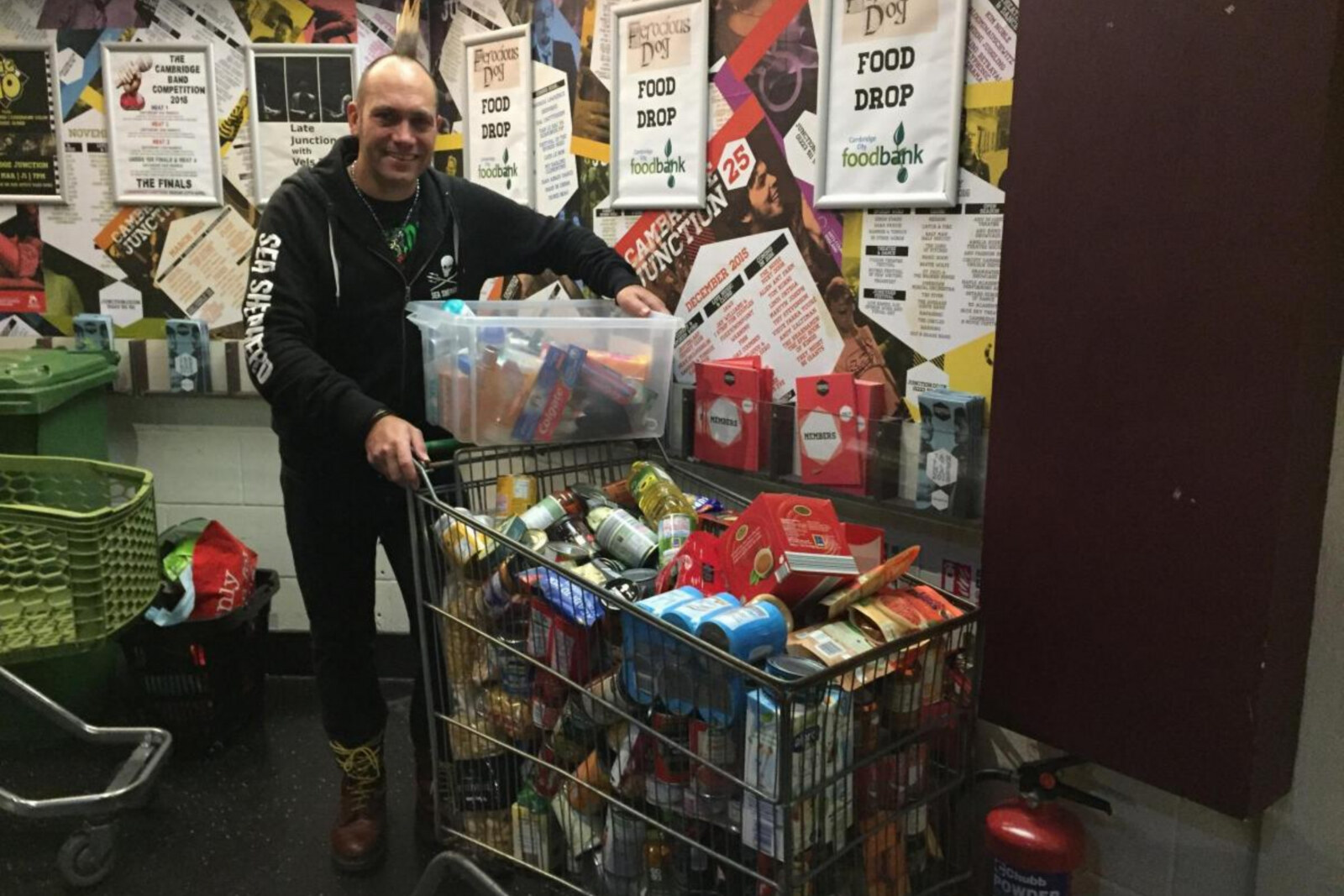 Britse folkpunk band houdt Food Drop voor Voedselbank Zuid-Limburg