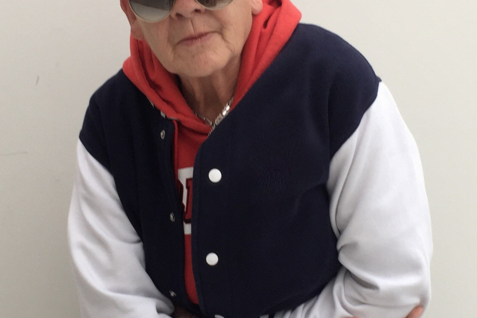  Oma uit Belgium’s Got Talent wordt nieuwe ‘Tante Kaat’ door al rappend huishoudtips te geven