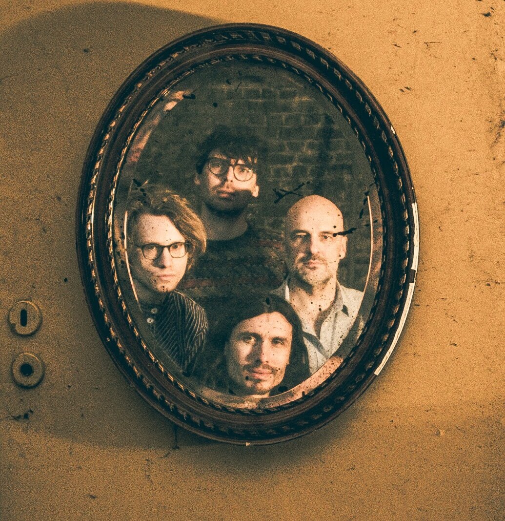 Daily Comment is de 2e single, als voorloper van het derde Stadt  album, te verschijnen 8 maart 2019.  