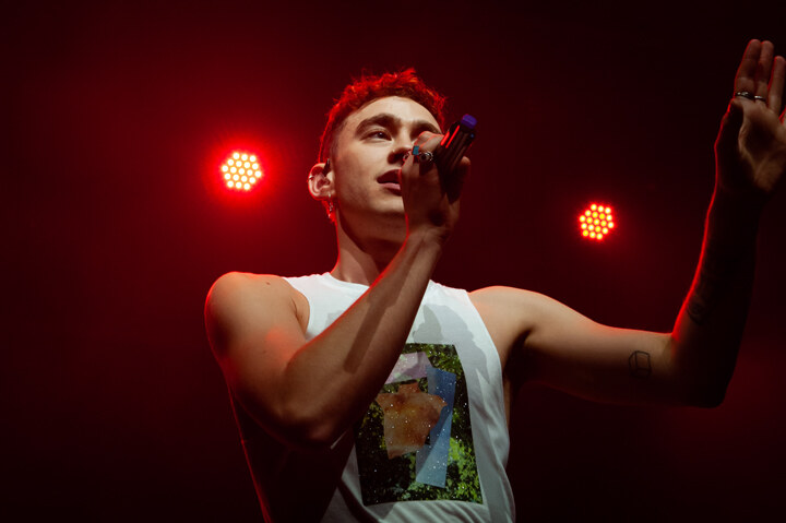 Years & Years @ Lotto Arena: Gevoelens en emoties gecamoufleerd in catchy pop