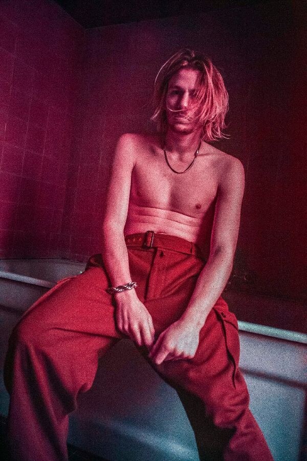 Warhola releaset gloednieuwe single 'Glow'