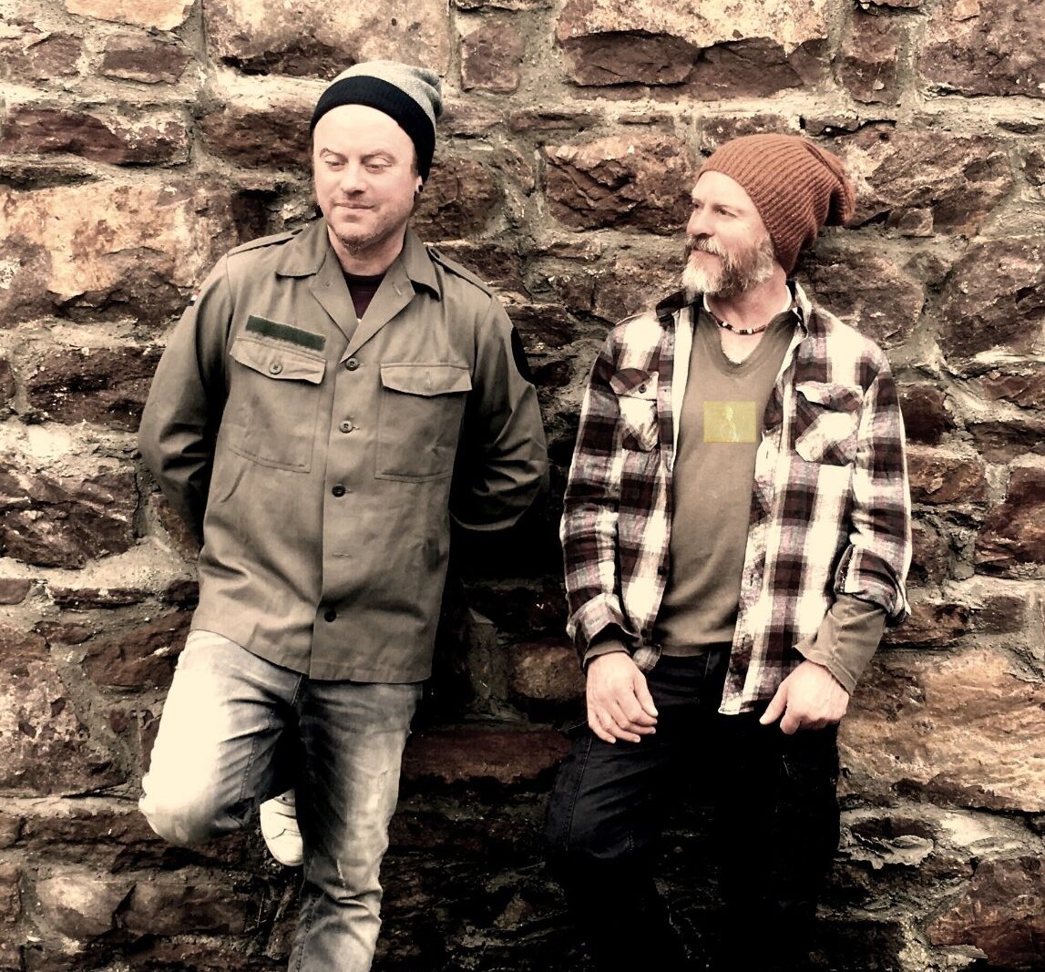 Away With Birds combineert obscuriteit met speelsheid op debuutalbum