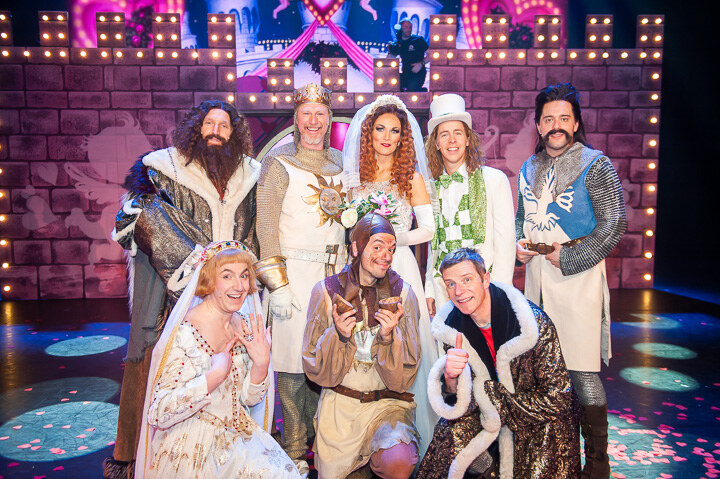 Vliegende koeien en moordende konijnen op première Spamalot in Antwerpen