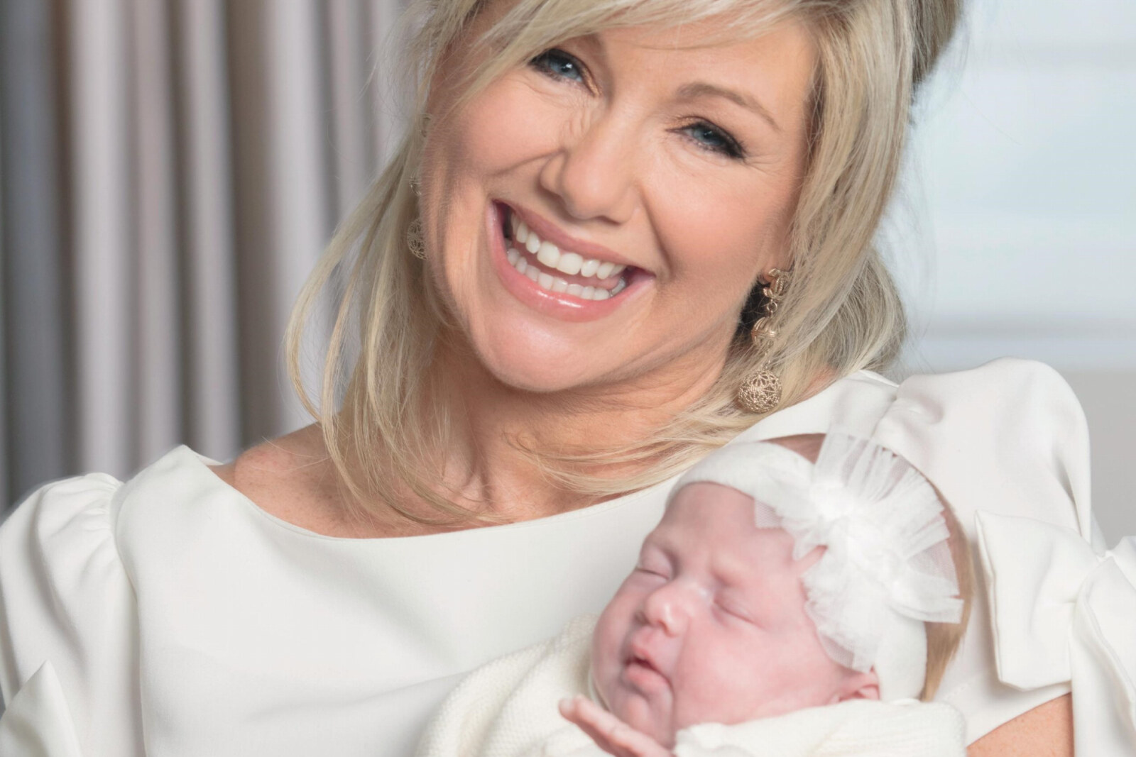 Lindsay stelt haar (dag)boek 'Mama worden' voor in haar kinderkleding pop-up
