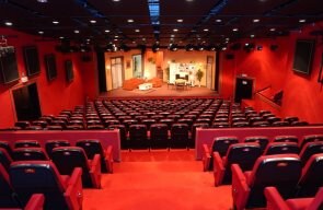 Het echt Antwaarps teater brengt allerlaatste blijspel in eigen huis!