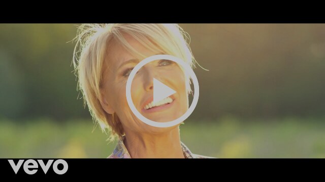Dana Winner: zomerse videoclip voor 'Waar Jij Ook bent'
