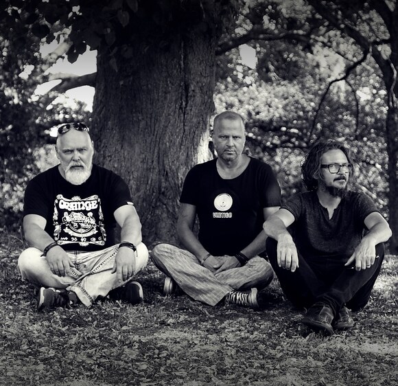 Sweden's classic heavy 'n hard rockers Grandier premiere brand new single!
