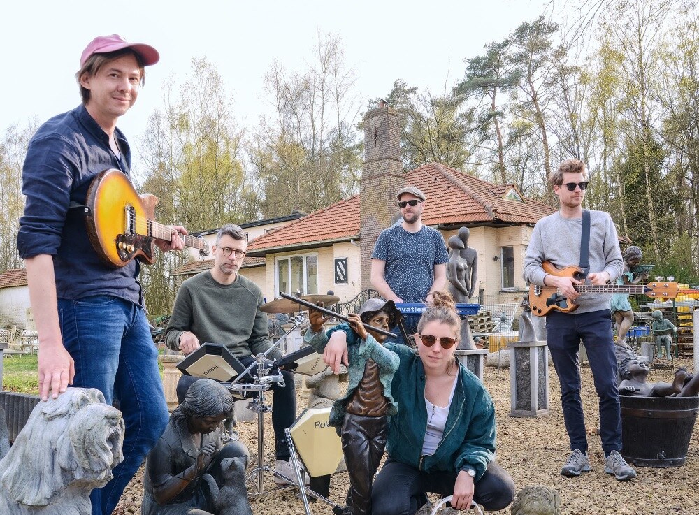 The LVE viert de eigenzinnigheid op nieuwe single 'Letters'