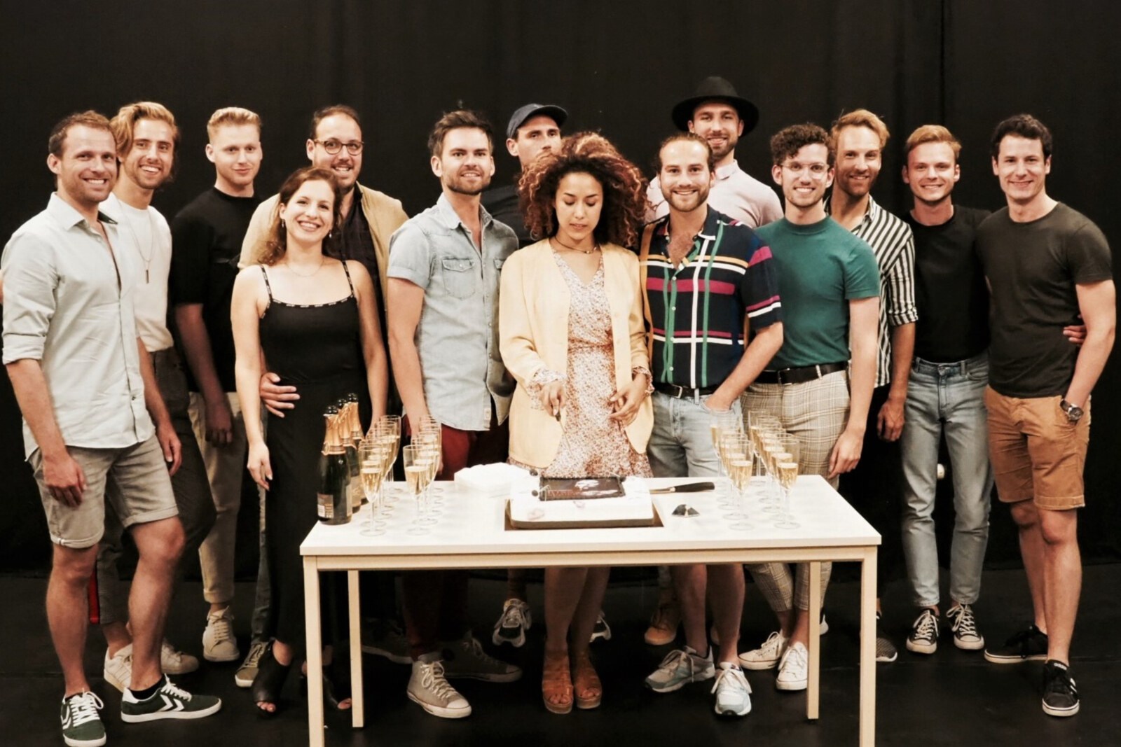 Cast ‘Kiss Of The Spider Woman’ zet start repetities in met traditioneel taartmoment